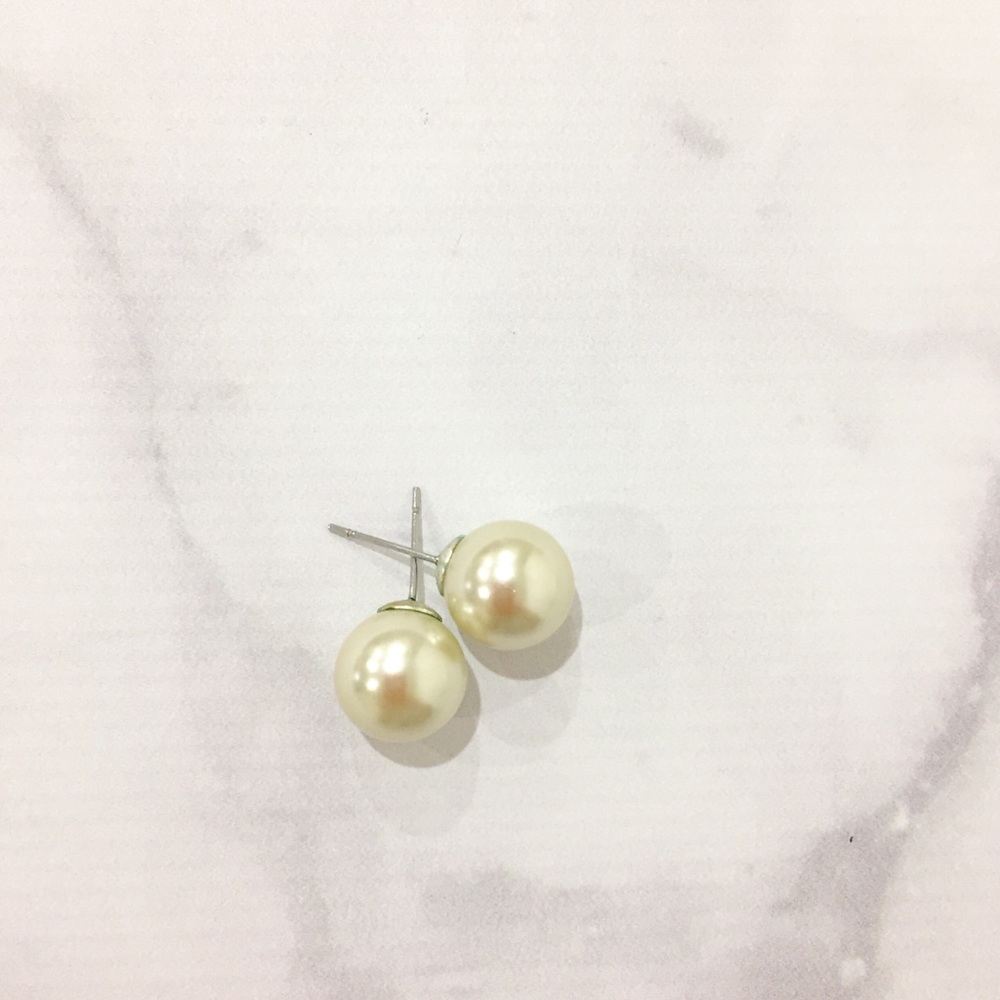 Oversized pearl studs